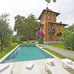 Maria *
