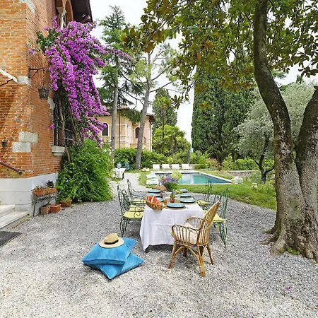 Maria Villa *